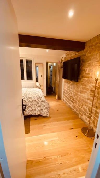 Studio Renove Avec Patio, Coeur Du Centre Ville Besancon Bagian luar foto