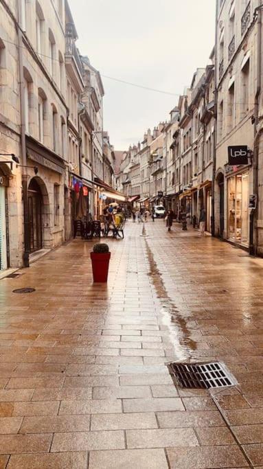 Studio Renove Avec Patio, Coeur Du Centre Ville Besancon Bagian luar foto